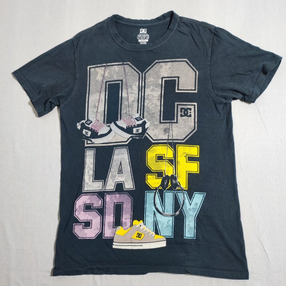 DC Shoes T-shirt men's size M black with graphic design short sleeve